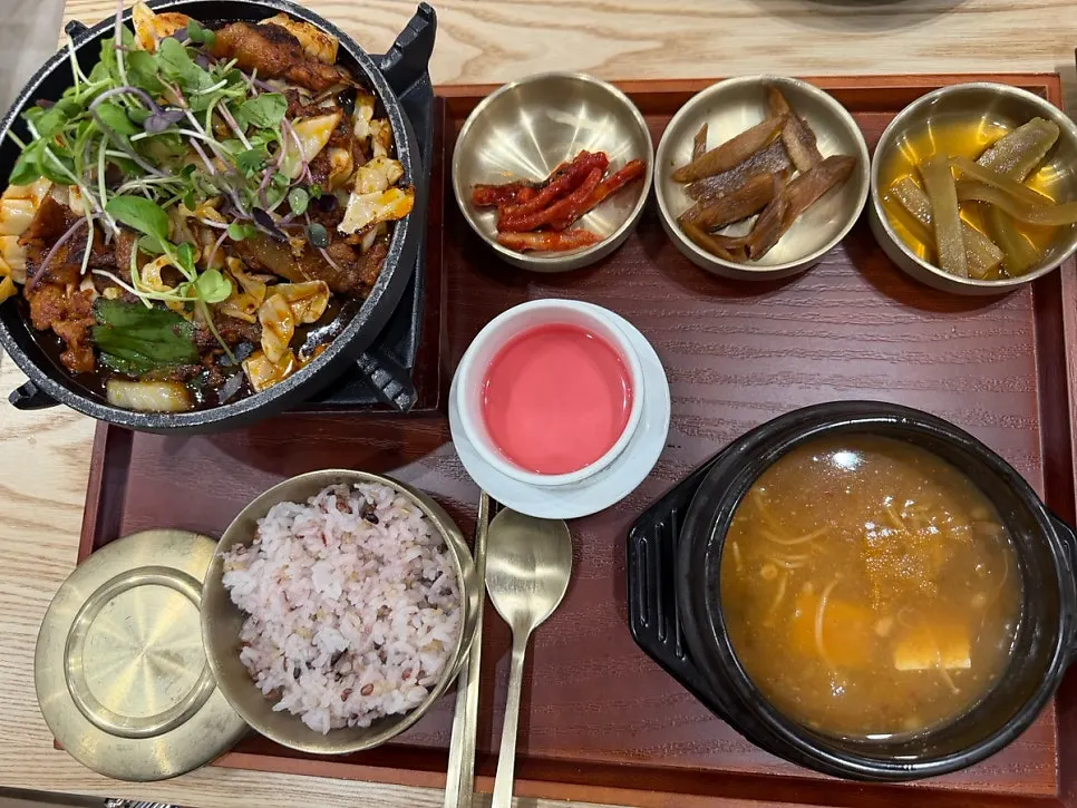 화로에 올려진 직화제육볶음 한상