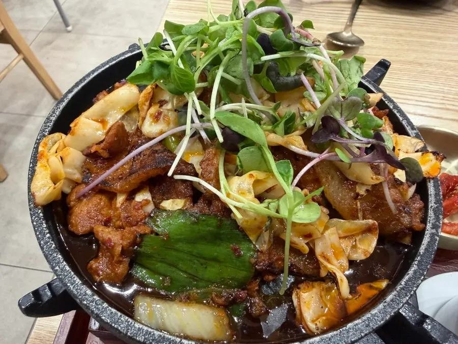 화로에서 따뜻함이 유지되는 직화제육