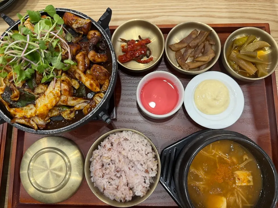 동이 직화돼지불고기 밥상