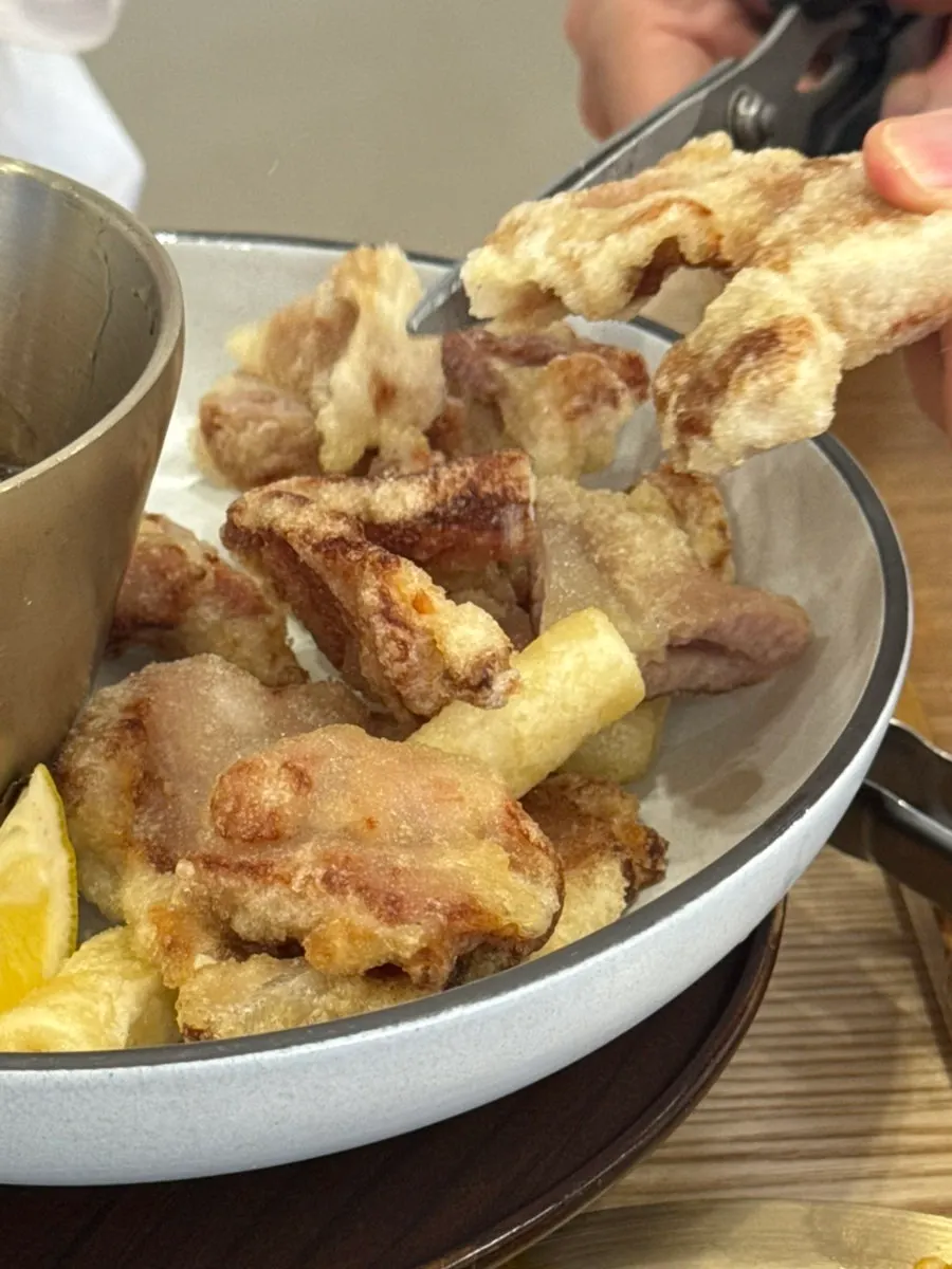 가족 외식 중인 한식 상차림