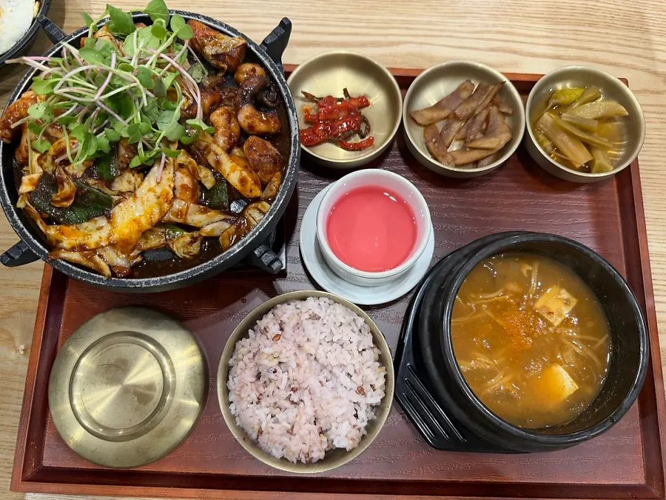1인 화로 쭈꾸미볶음 한정식 밥상