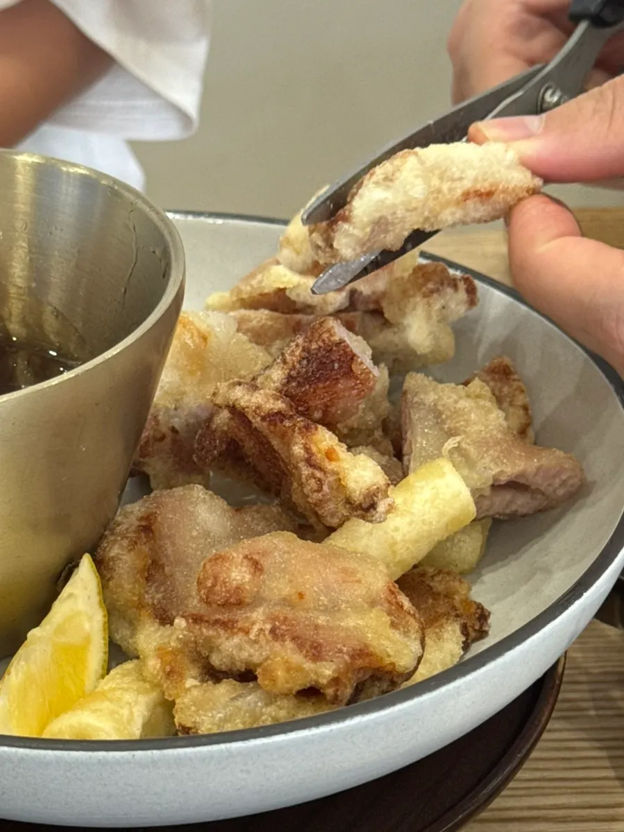 탕수육과 밥 함께 먹는 모습