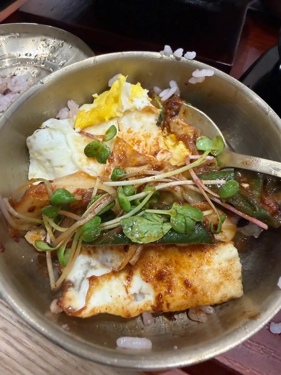 밑반찬까지 차려진 한정식 전체 상차림