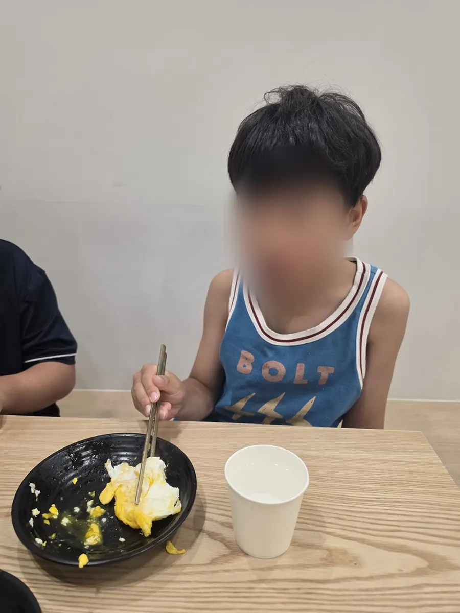 계란후라이를 먹는 아이 모습