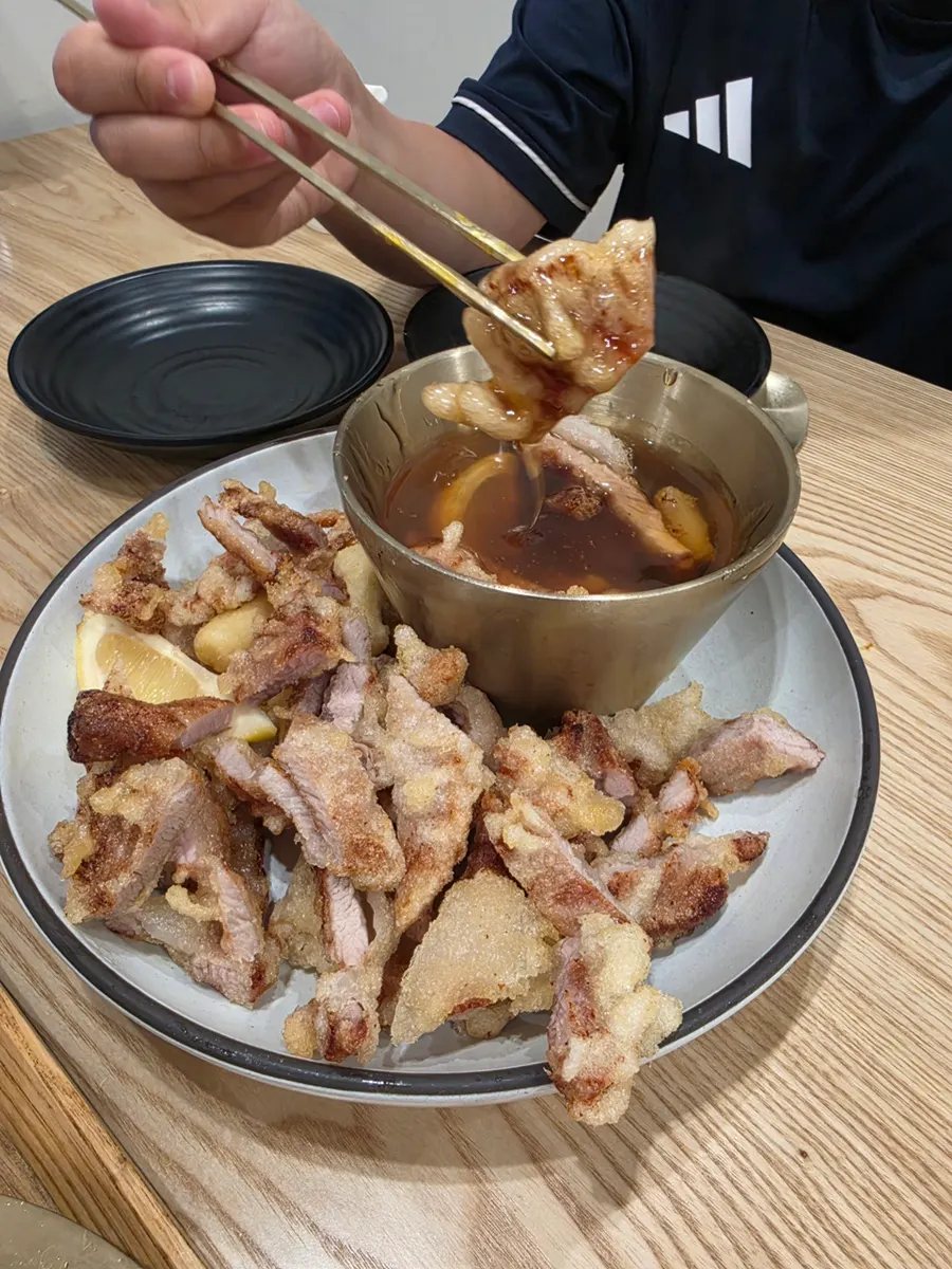가위로 커팅해 소스를 곁들인 탕수육
