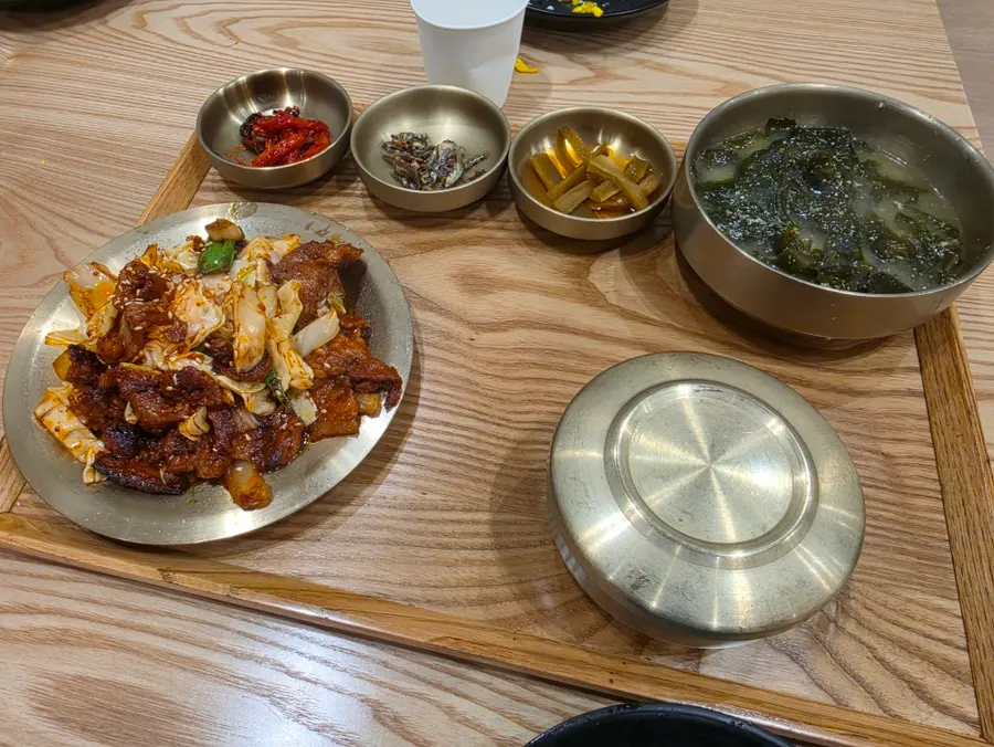 직화구이 한상과 카레라이스가 놓인 식탁