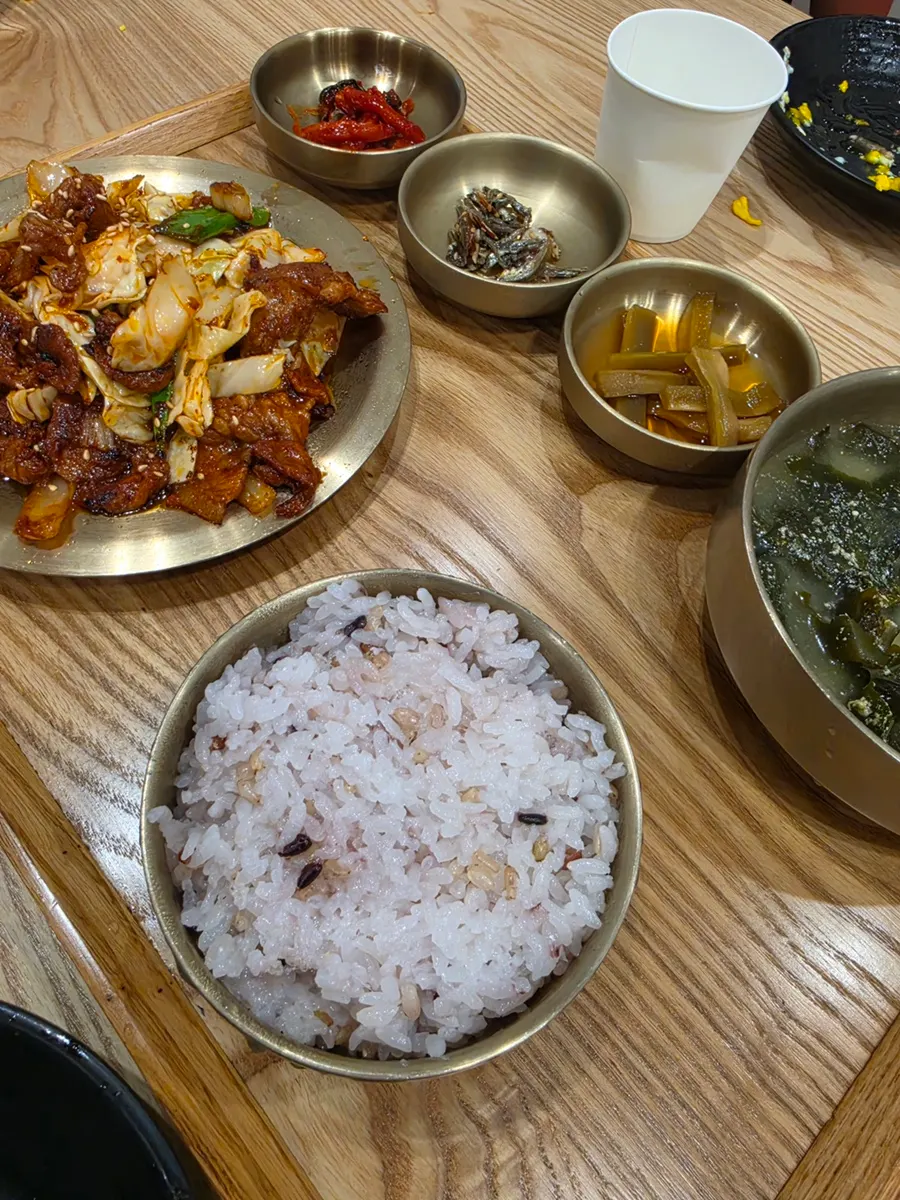 불향 입힌 직화구이 고기 접시