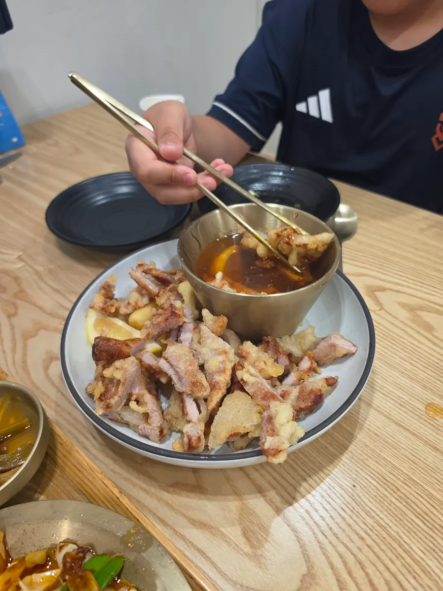 직화구이와 밥, 반찬이 함께 놓인 밥상