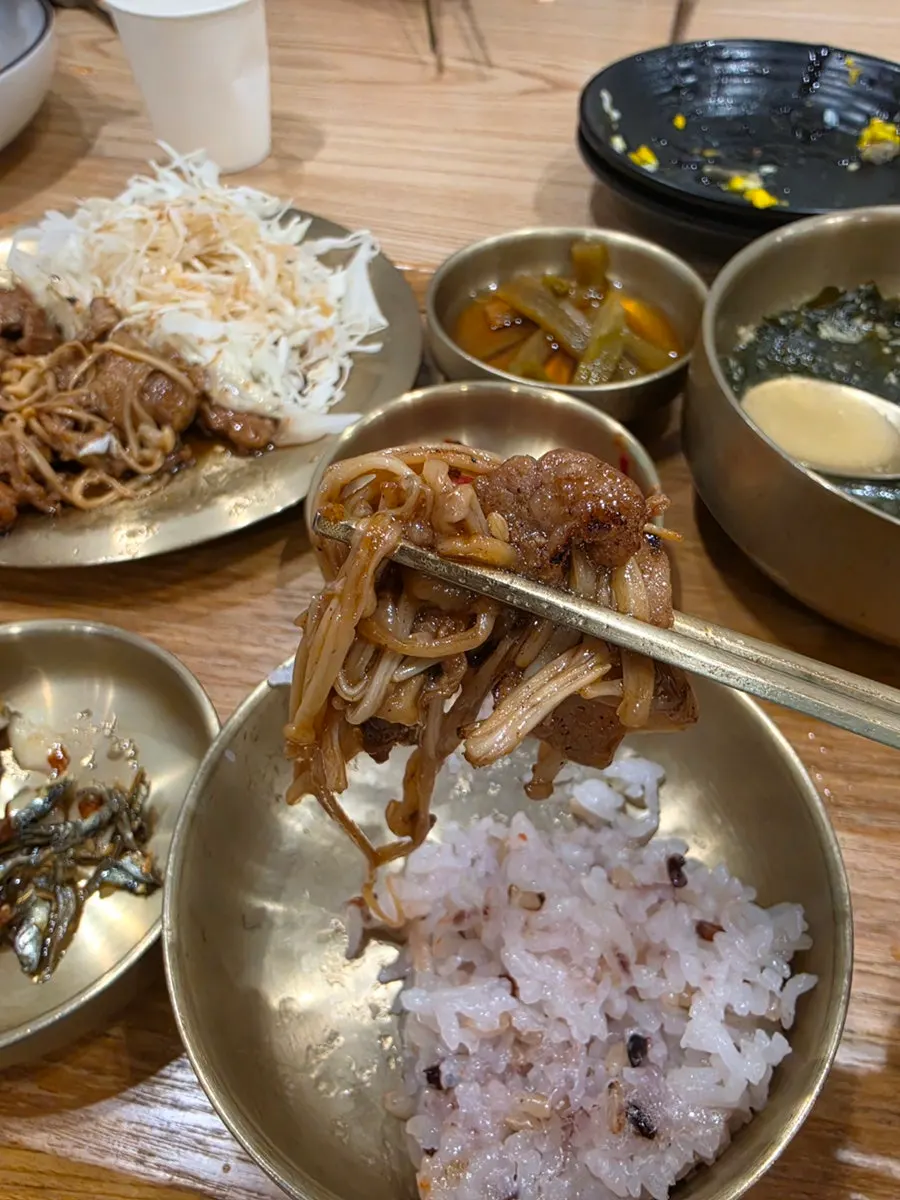 직화구이 한상을 먹는 식사 장면