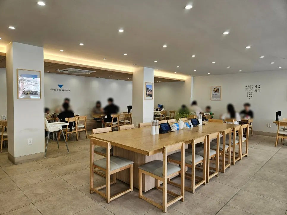 Seating inside Cafe Dongi Daemyeong Station Branch