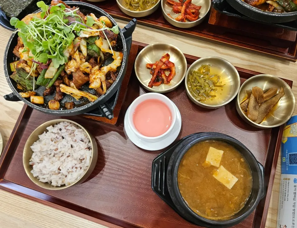 Upscale-looking fire-grilled pork set spread