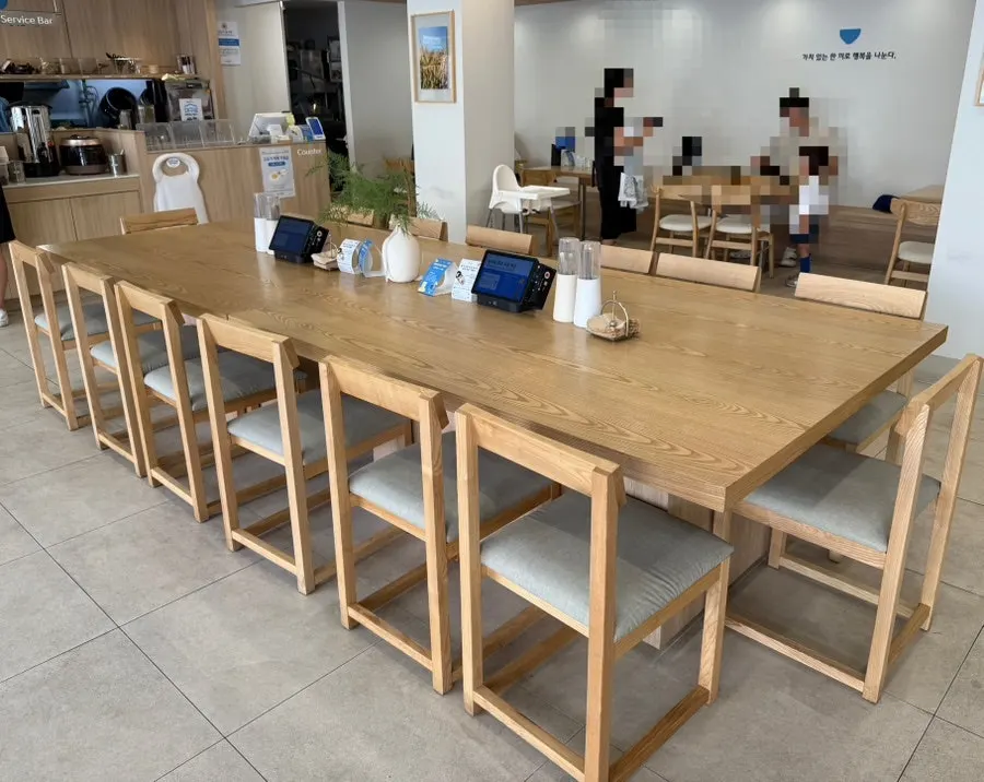 Group seating table inside Cafe Dongi Daemyeong Station Branch