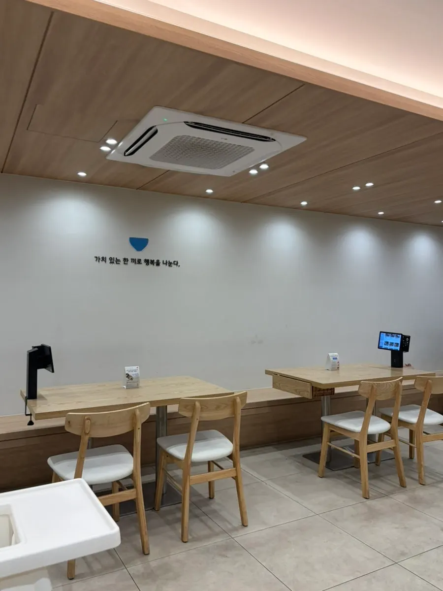 카페동이 대명역점 아늑한 내부 분위기
