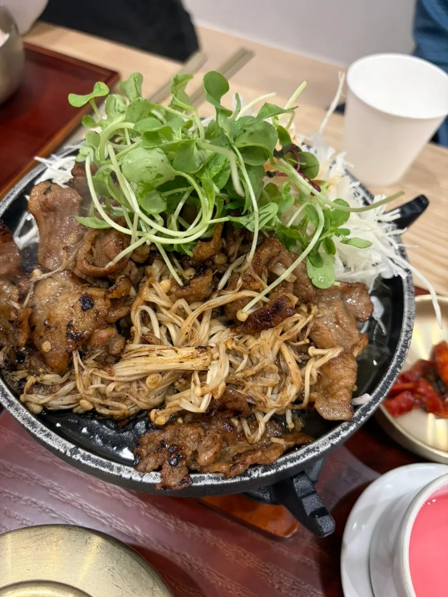 화로 위 직화제육볶음 근접 사진
