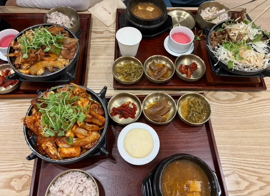 세 가지 한정식 밥상을 나눠 먹은 상차림