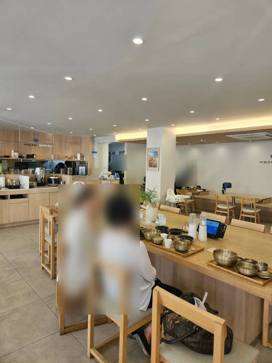 Large group table in the center of Cafe Dongi Daemyeong Station Branch