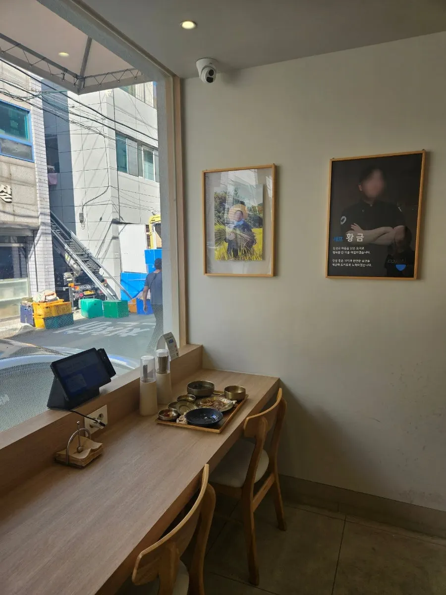 Bar seats and 4-person table at Cafe Dongi Daemyeong Station Branch