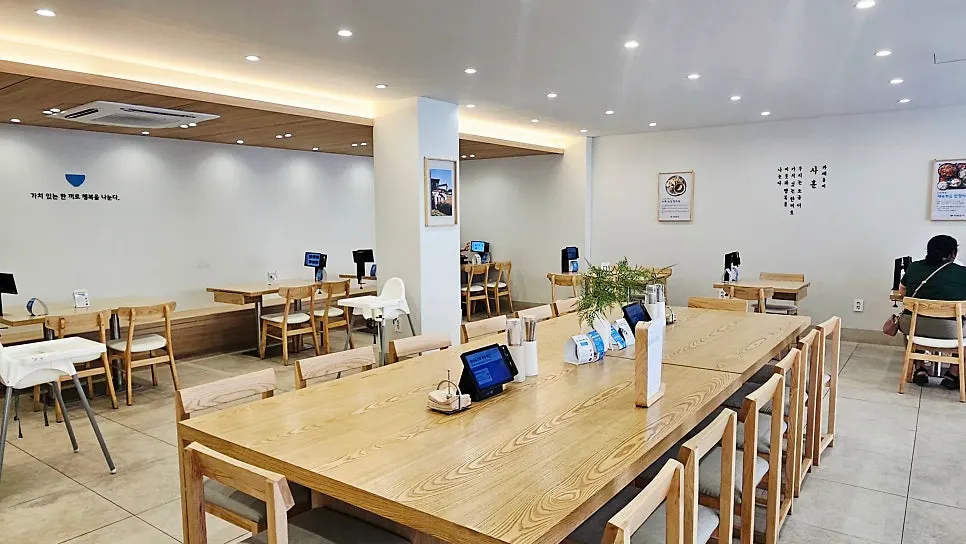 Spacious single-floor dining hall at Cafe Dongi Daemyeong Station Branch