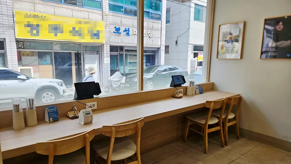 Bar table seating suitable for solo dining