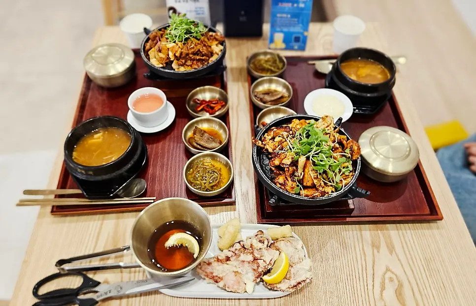 Full spread of the stir-fried jjukkumi and charcoal-grilled pork sets