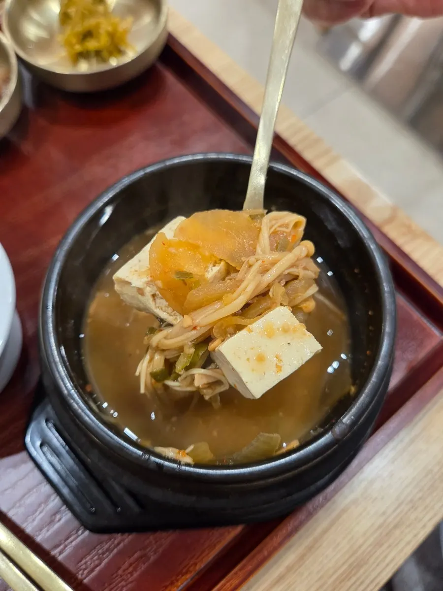 Doenjang stew with tofu and mushrooms