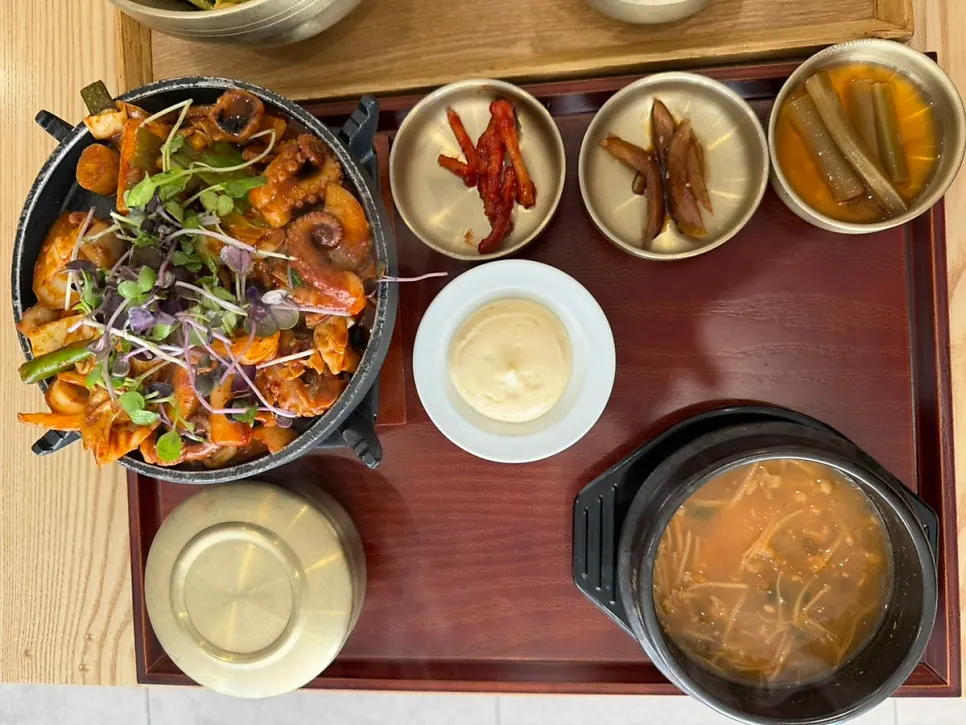 빨갛게 볶아 나온 쭈꾸미볶음 한정식 밥상