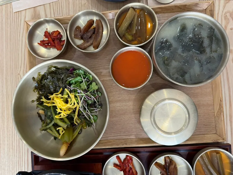 밥과 반찬을 곁들인 쭈꾸미볶음 한상