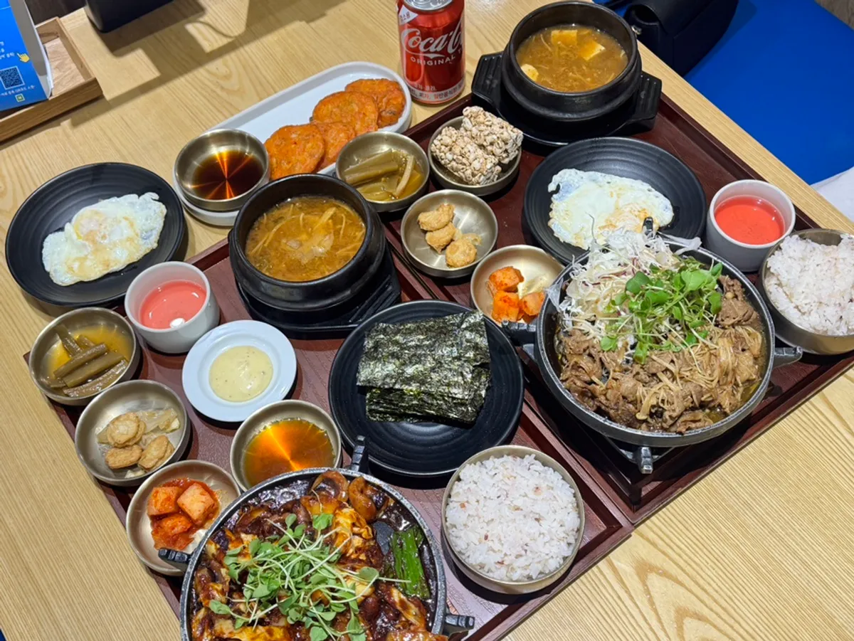 푸짐하게 차려진 한정식 한상차림