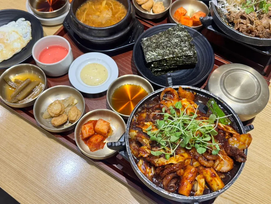 계란후라이와 보리강정까지 더한 밥상 세팅