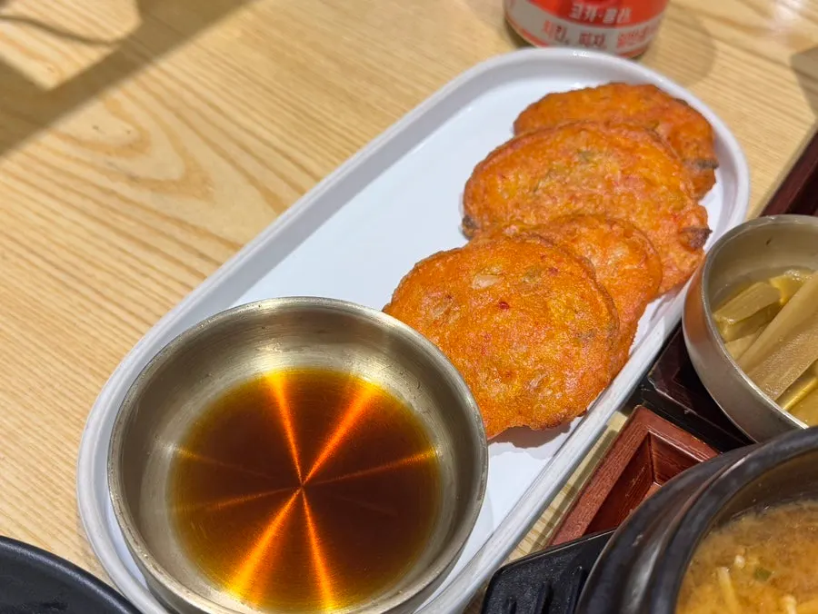 사이드로 주문한 김치전과 간장 소스