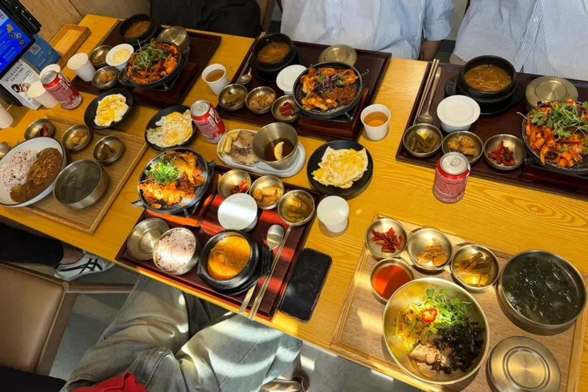 Table full of the Cafe Dongi set meal