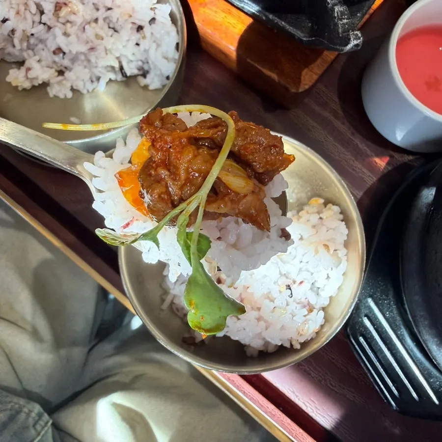 Shoulder-cut Japanese curry served with miyeokguk