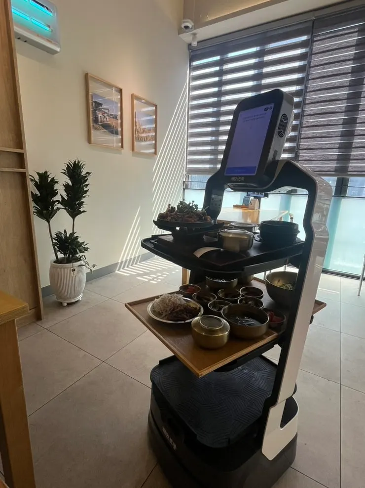 Serving robot bringing food to the table