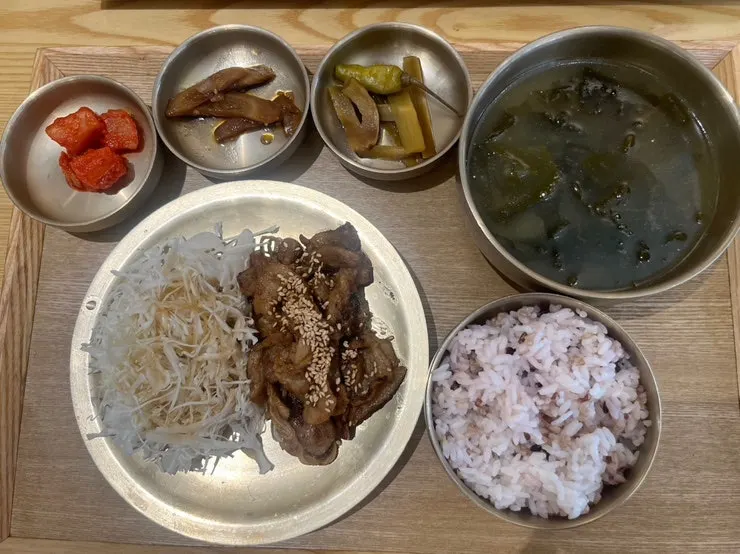 Full spread of the grilled pork bulgogi set