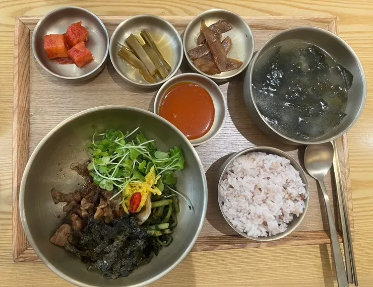 A bowl of the bulgogi yeolmu bibim set