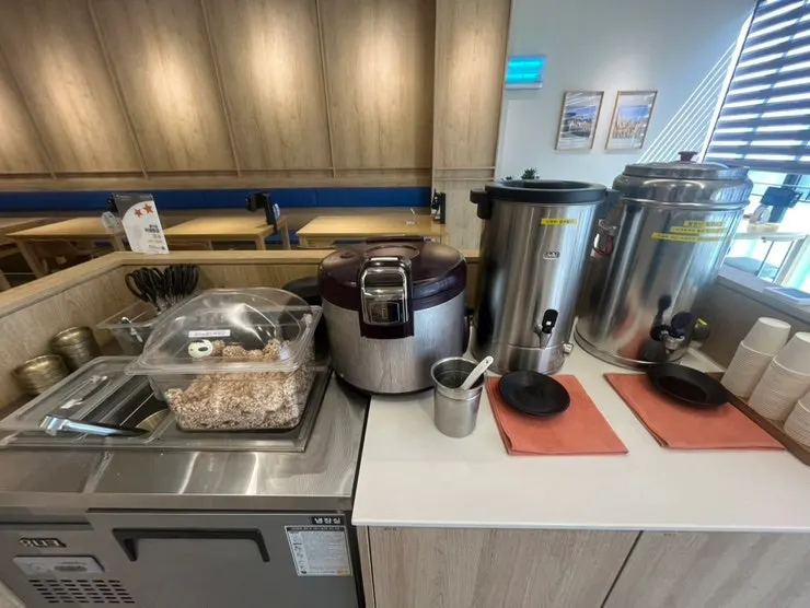 Rice cooker at the self-service bar for extra rice