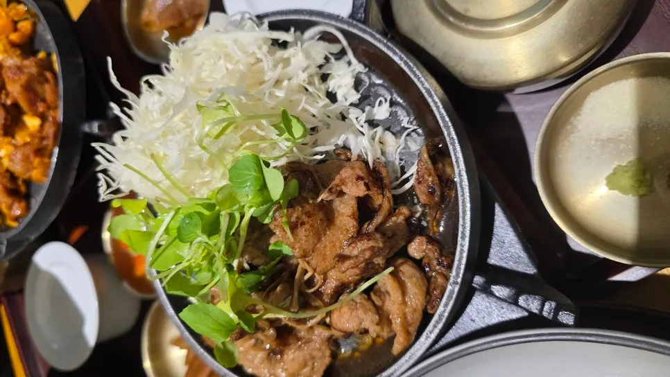 Full spread of the grilled pork bulgogi bansang