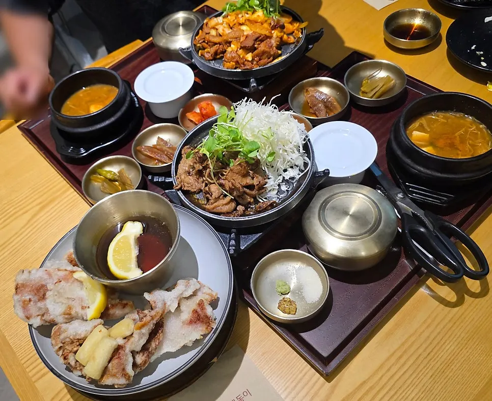 Comparing the pork bulgogi and grilled jeyuk bansang sets