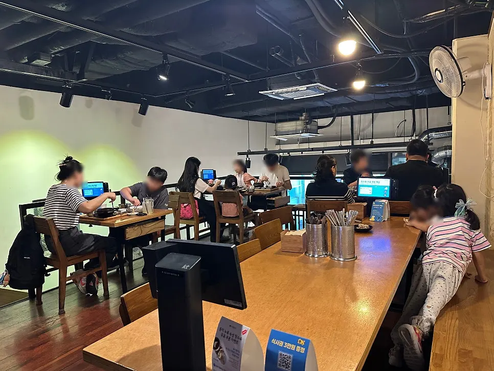 카페동이 2층 단체석 테이블
