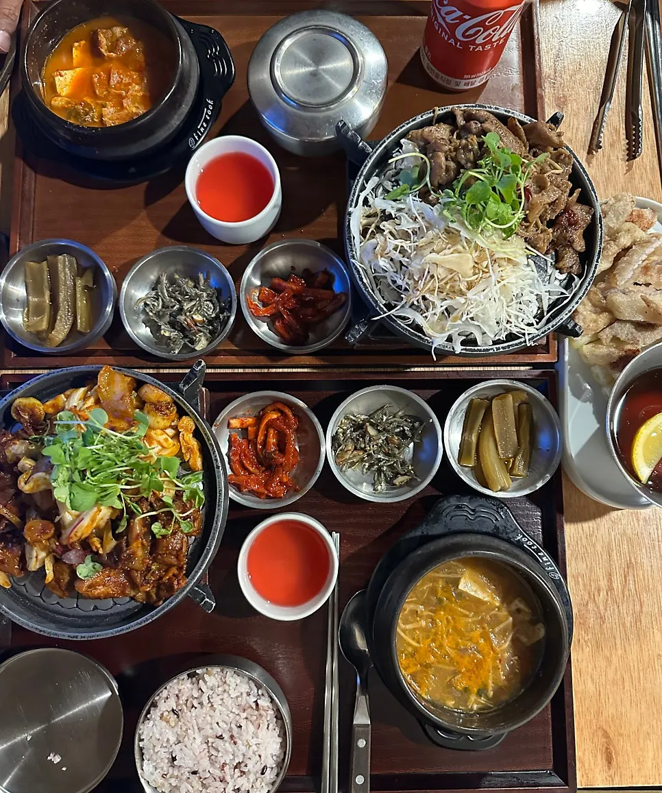 화로에 올려 나온 카페동이 한정식 밥상