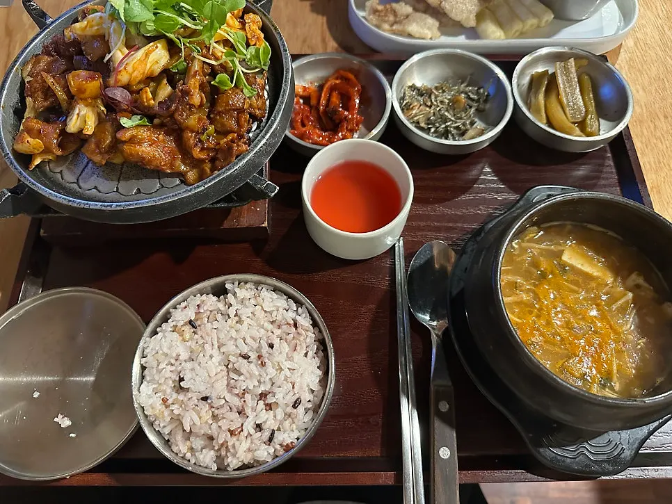 된장찌개와 김치찌개가 함께 놓인 밥상