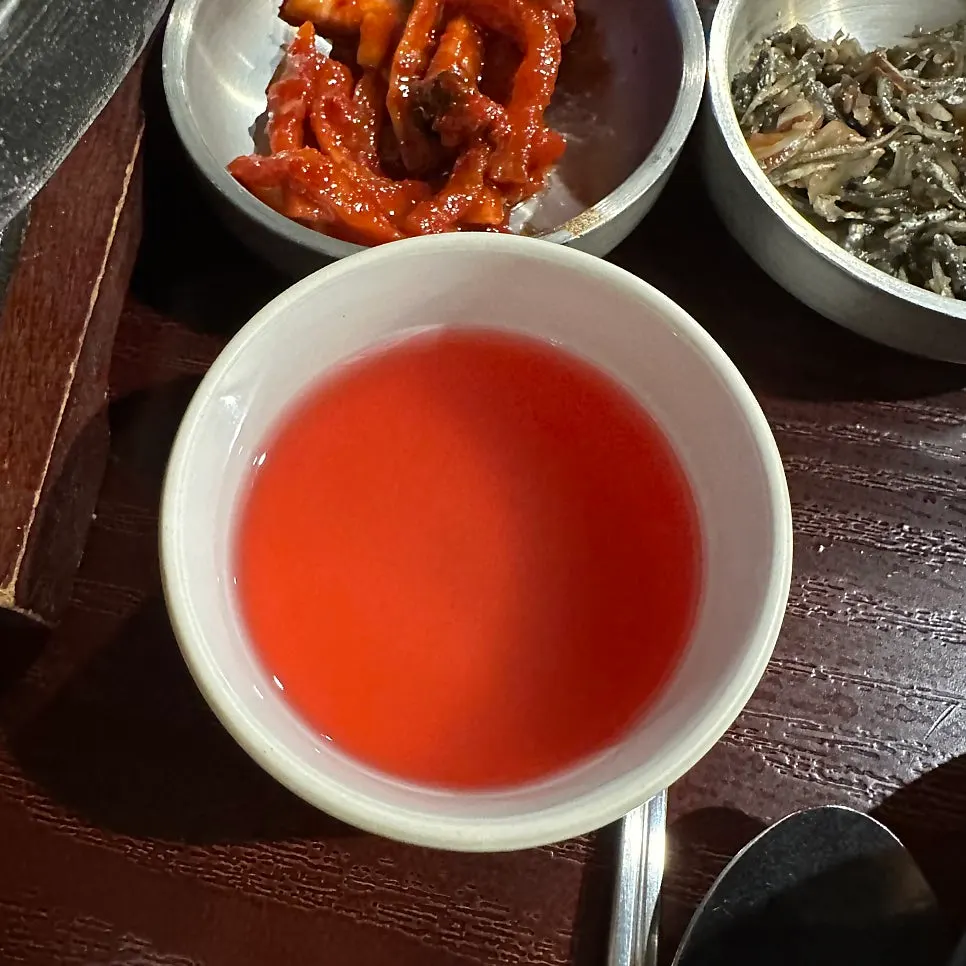 후식으로 나온 오미자차