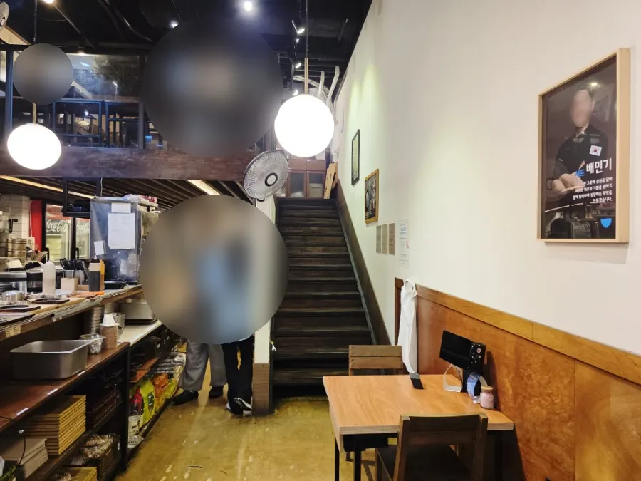Open kitchen and two-person table on the first floor of Cafe Dongyi Branch 1
