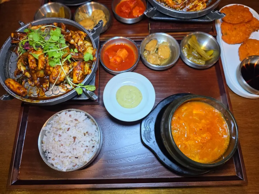 Rice, three side dishes, soup, and omija tea set