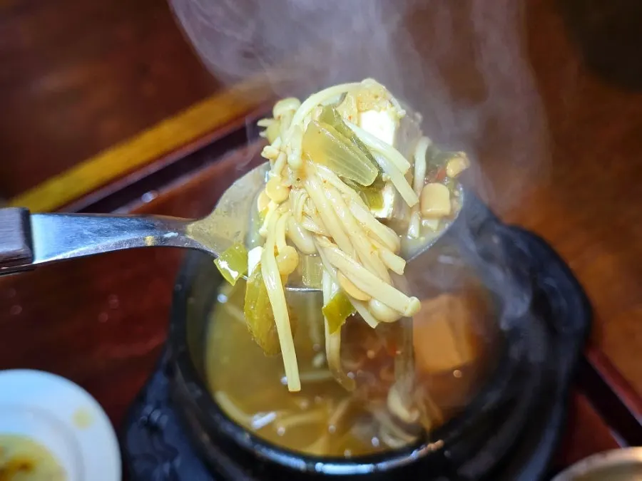Soup and side dishes served with the meal set
