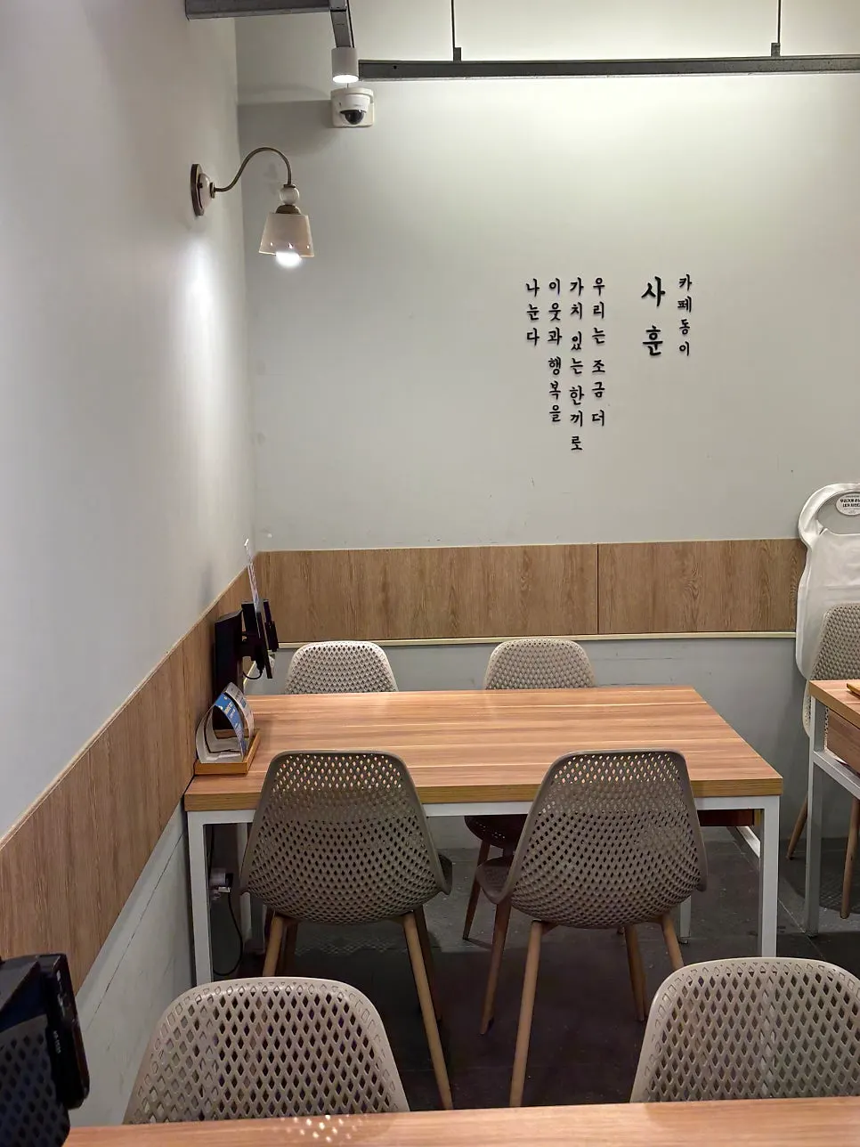 Meja interior Cafe Dong-i Sicheol yang bersih dan rapi