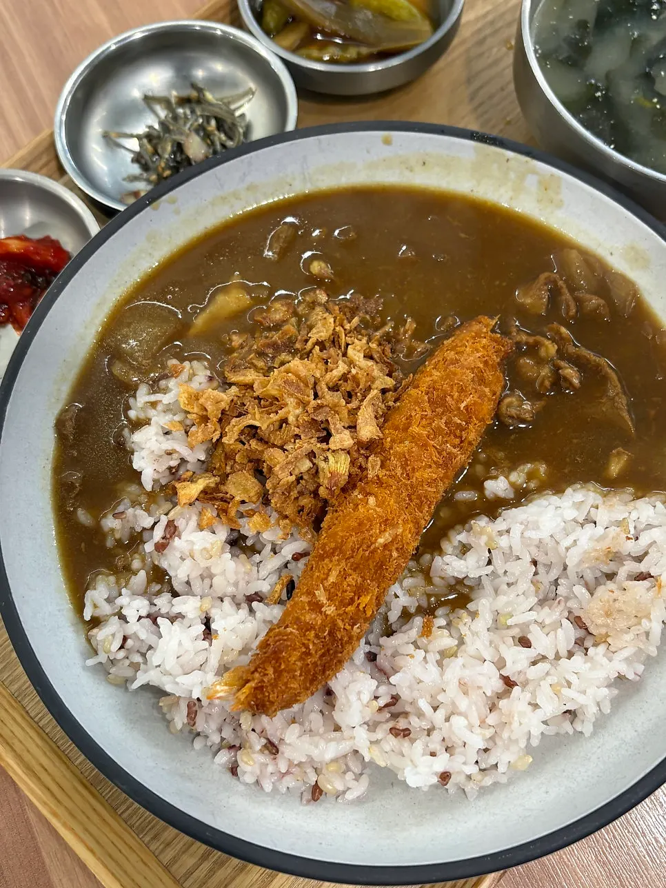 Penyajian set nasi kari Jepang udang utuh crispy