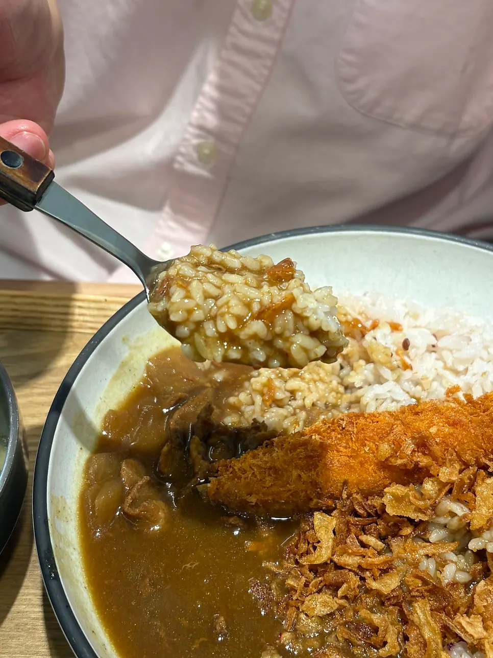 Kari Jepang dengan udang goreng utuh di atasnya
