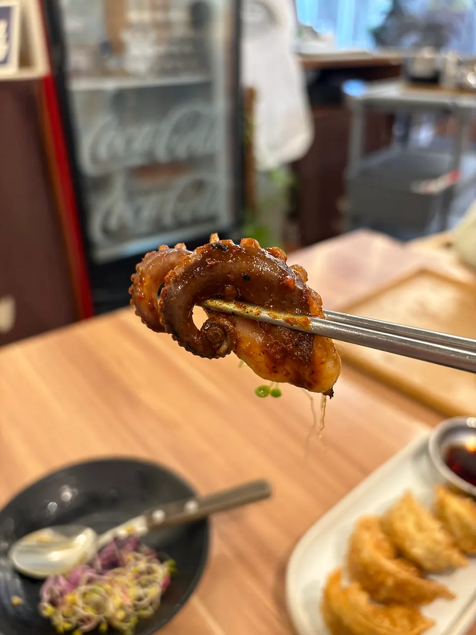 Jjukkumi yang dicelup ke saus