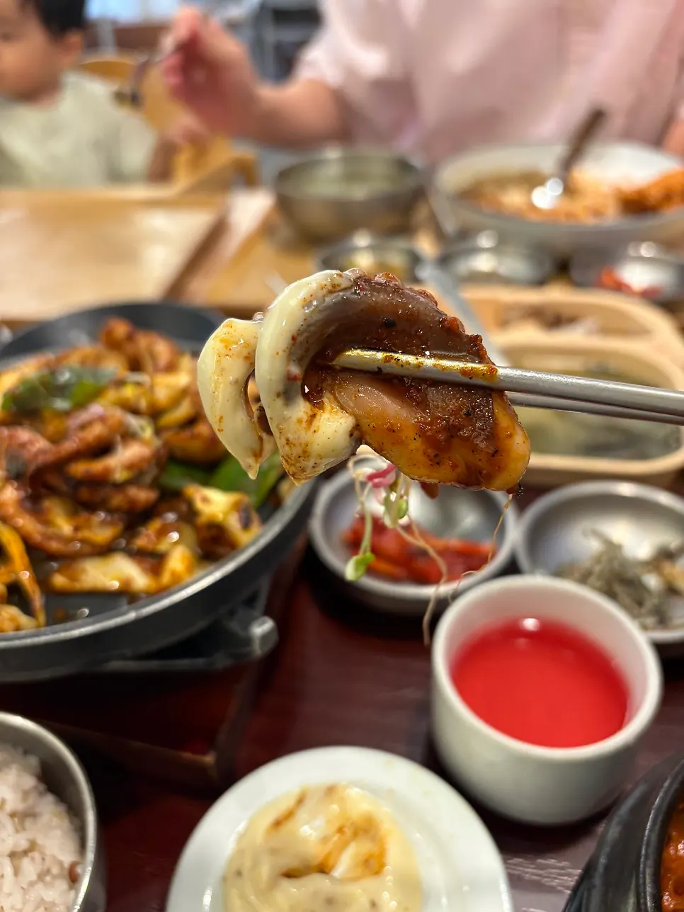 Set jjukkumi disantap bersama nasi